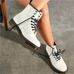 DR. Martens 1460 Smooth Leather Lace Up Boots NEW Women’s 7